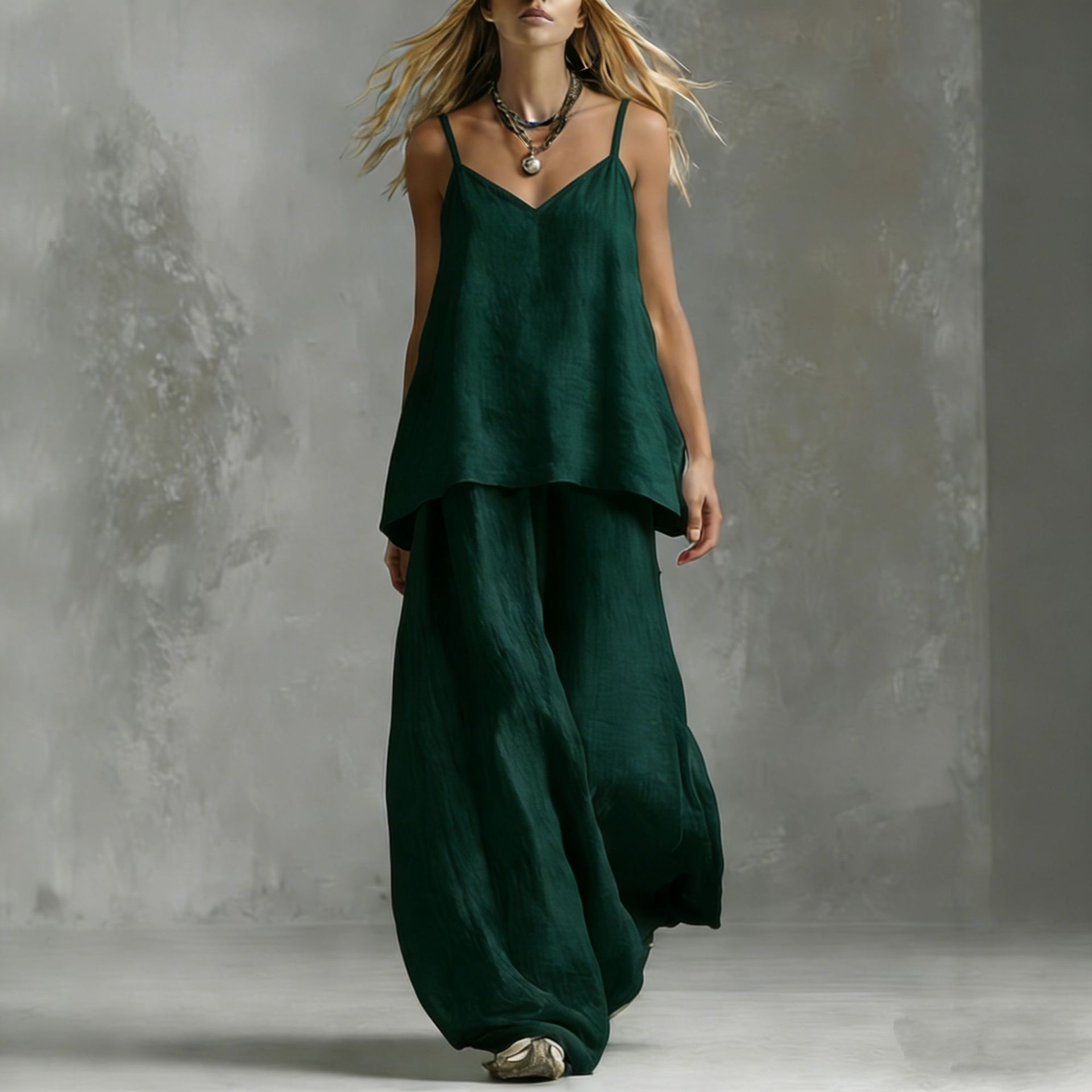 Traje elegante de mujer sin mangas de color liso