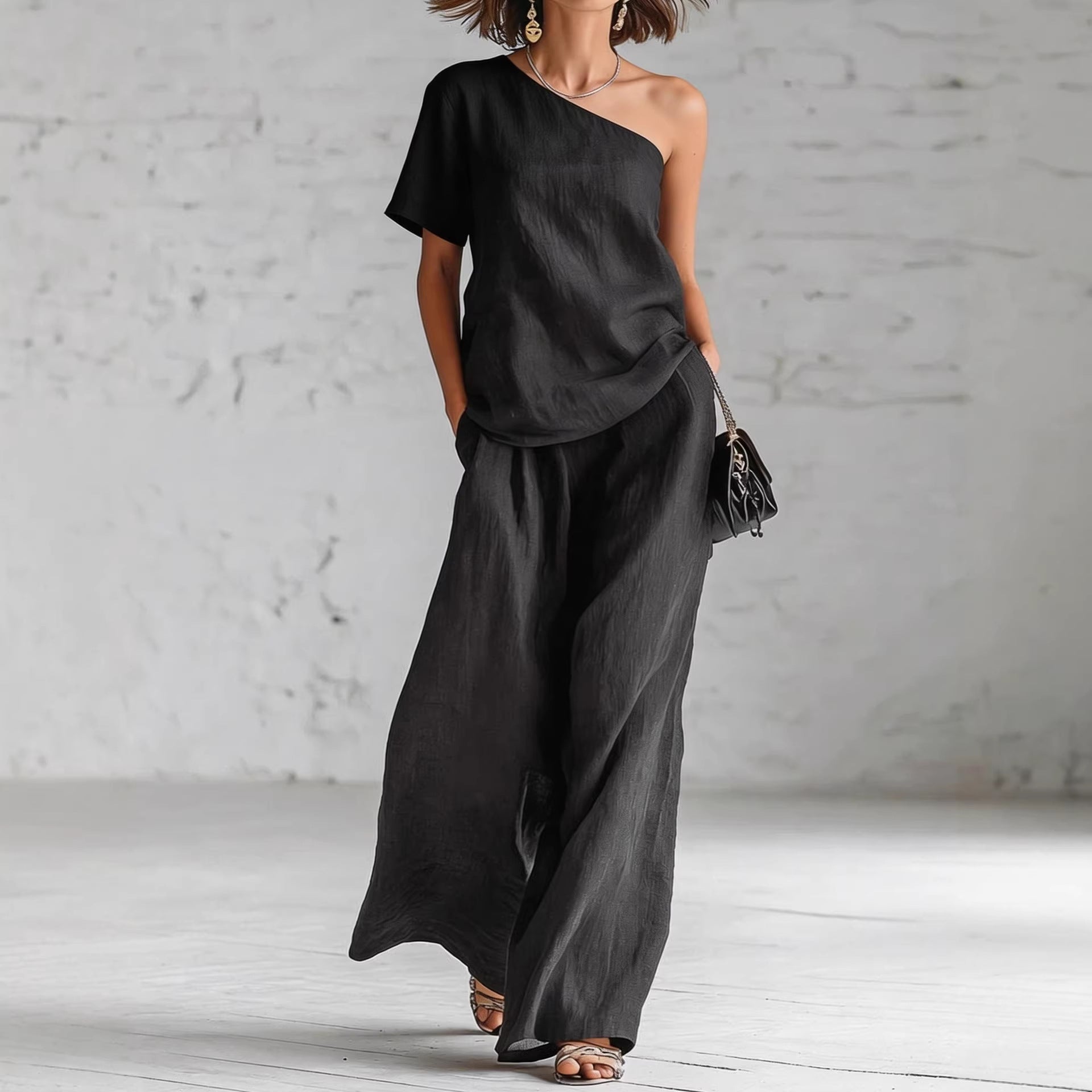 Conjunto casual de top y pantalón de pierna ancha.