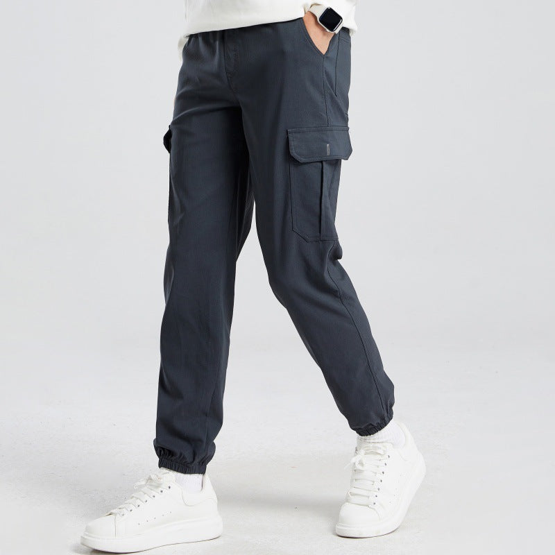Pantalones casuales holgados de color liso con múltiples bolsillos.