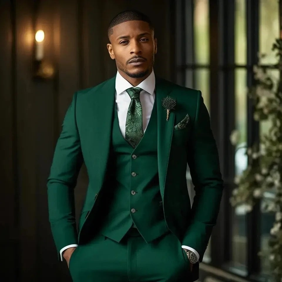 Traje de tres piezas ajustado, informal ya la moda para hombre