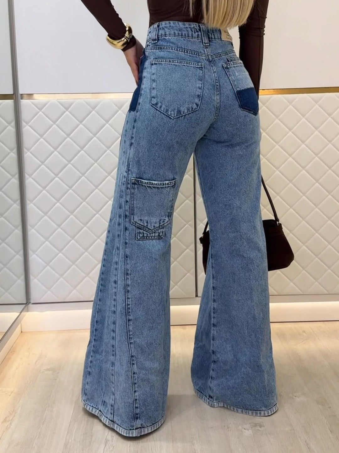 Vaqueros acampanados de talle alto en azul claro, a la moda.