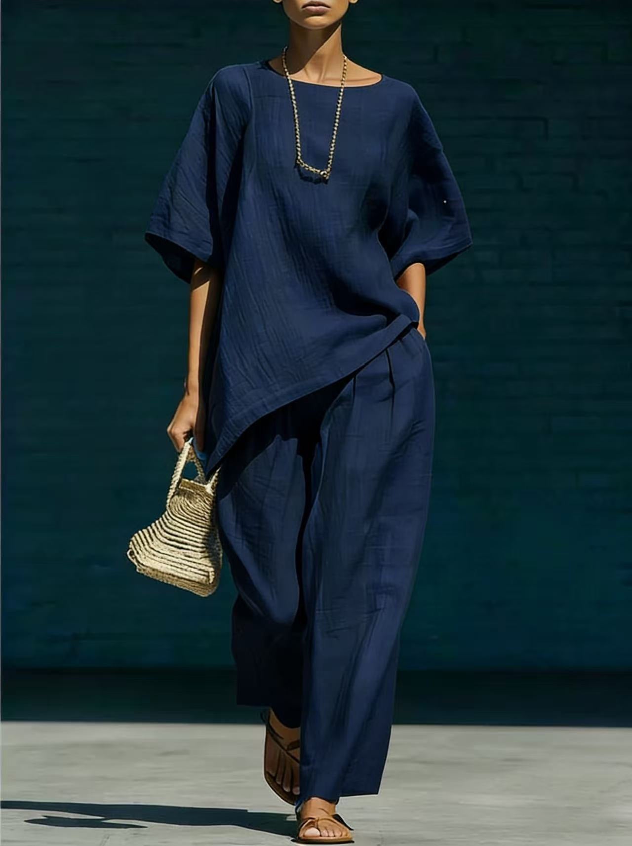 Conjunto de top de manga corta con bajo asimétrico y pantalón de pierna ancha.