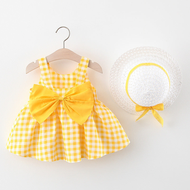 Vestido a Cuadros para Bebé Niña con Sombrero de Paja — Algodón
