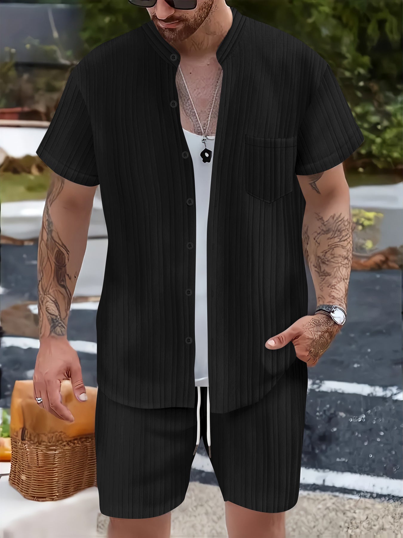 Conjunto de dos piezas: camisa de manga corta con cuello alto y bolsillo, y pantalones cortos para hombre, de estilo casual y a la moda.
