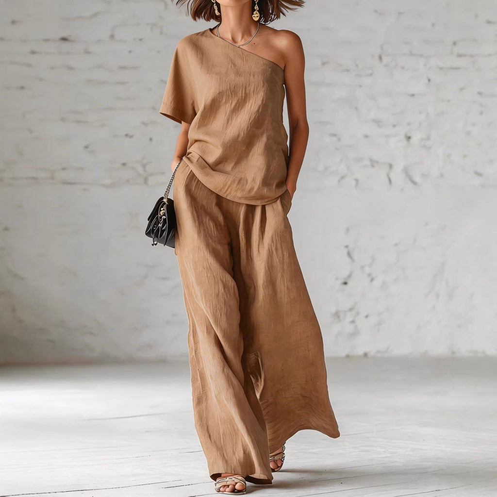 Conjunto casual de top y pantalón de pierna ancha.