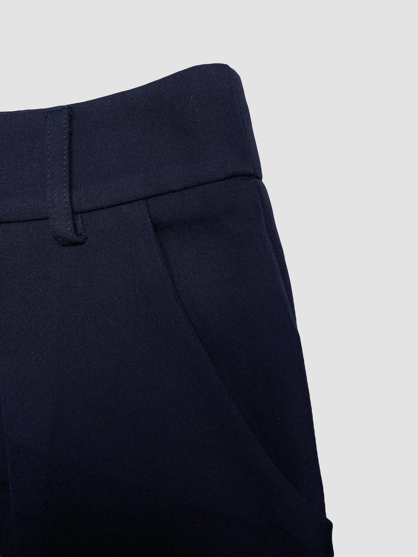 Conjunto de dos piezas informal de mujer, de talle alto y pierna ancha.