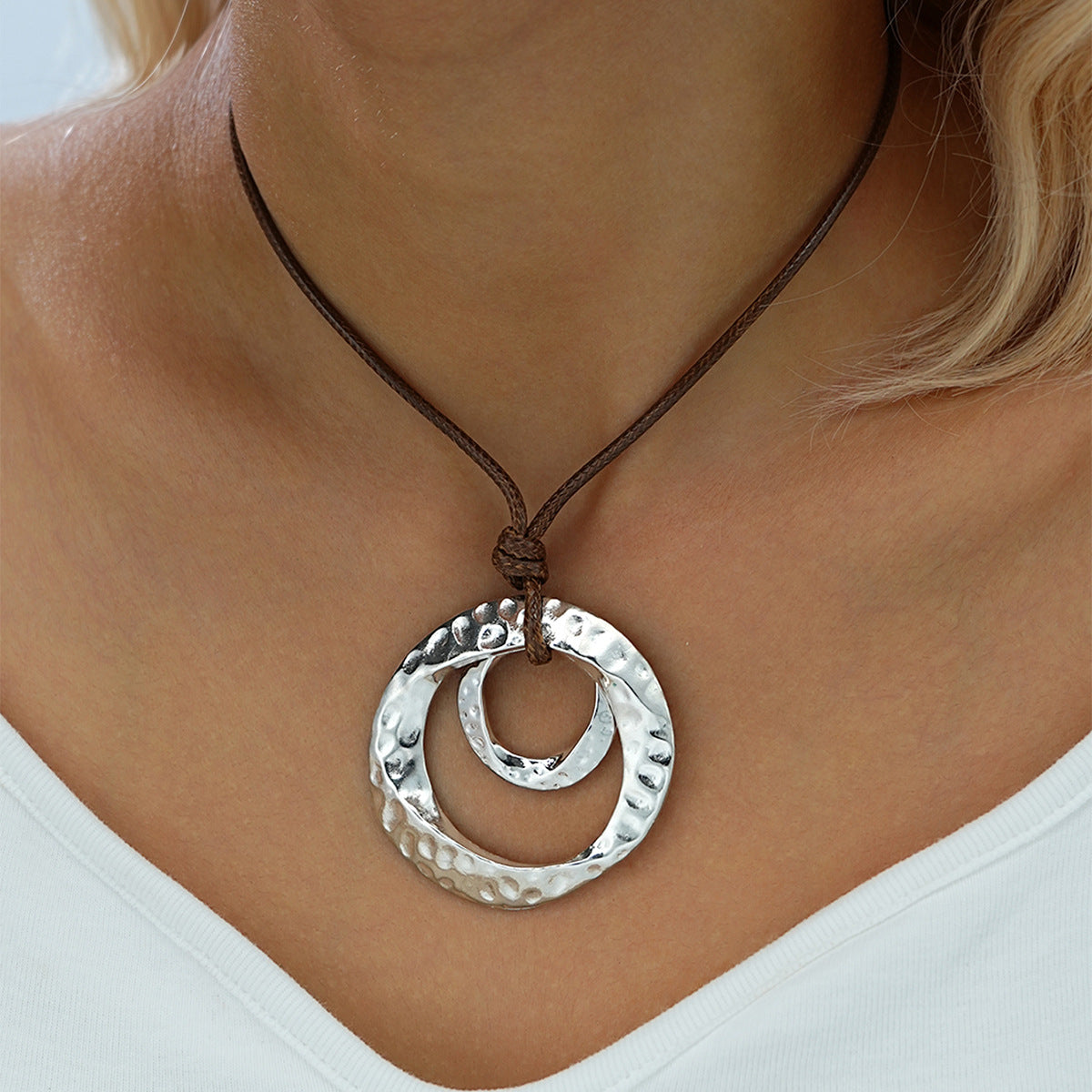 Collar versátil, elegante y de estilo retro.