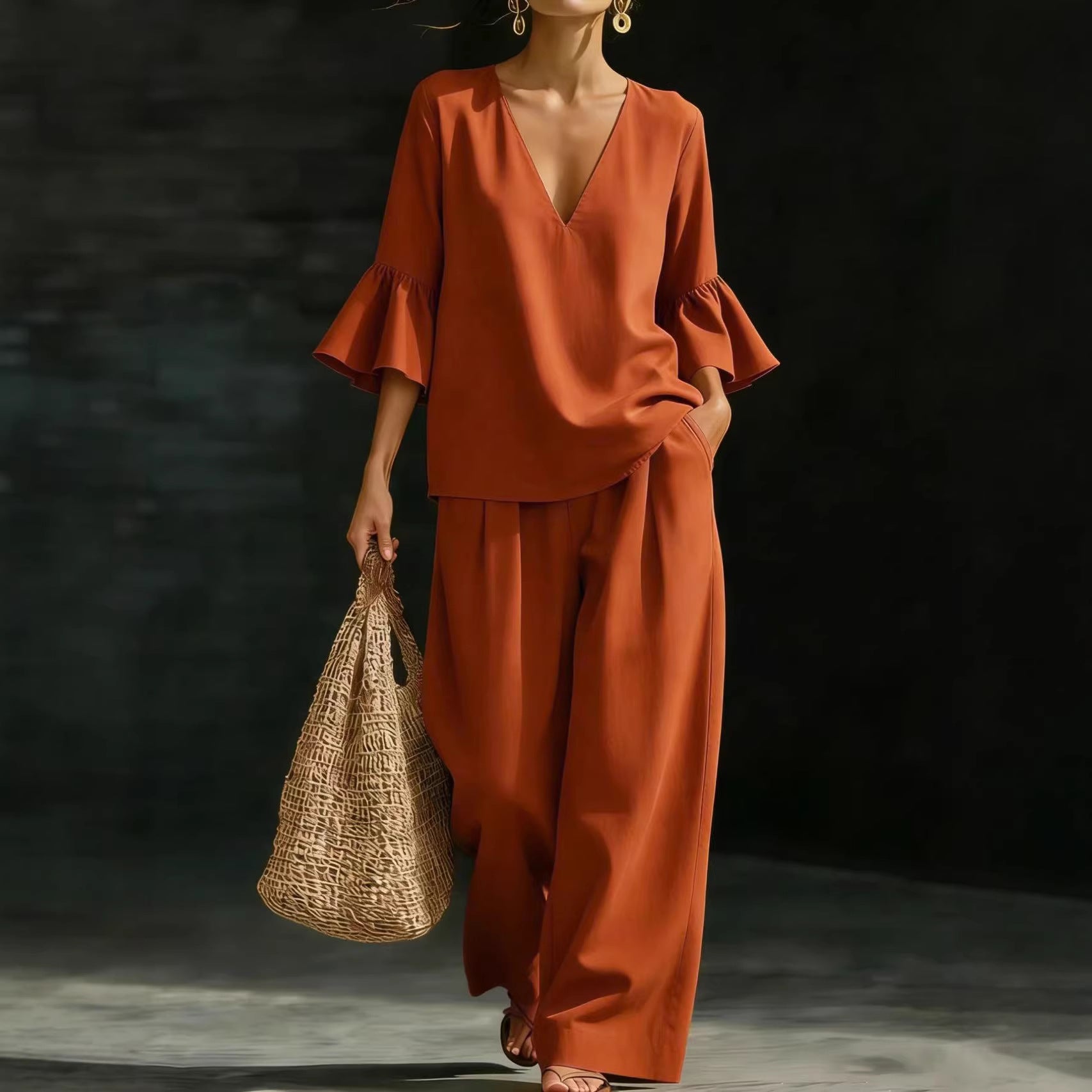 Conjunto de dos piezas para mujer: top con cuello en V y mangas con volantes y pantalón de pierna ancha.