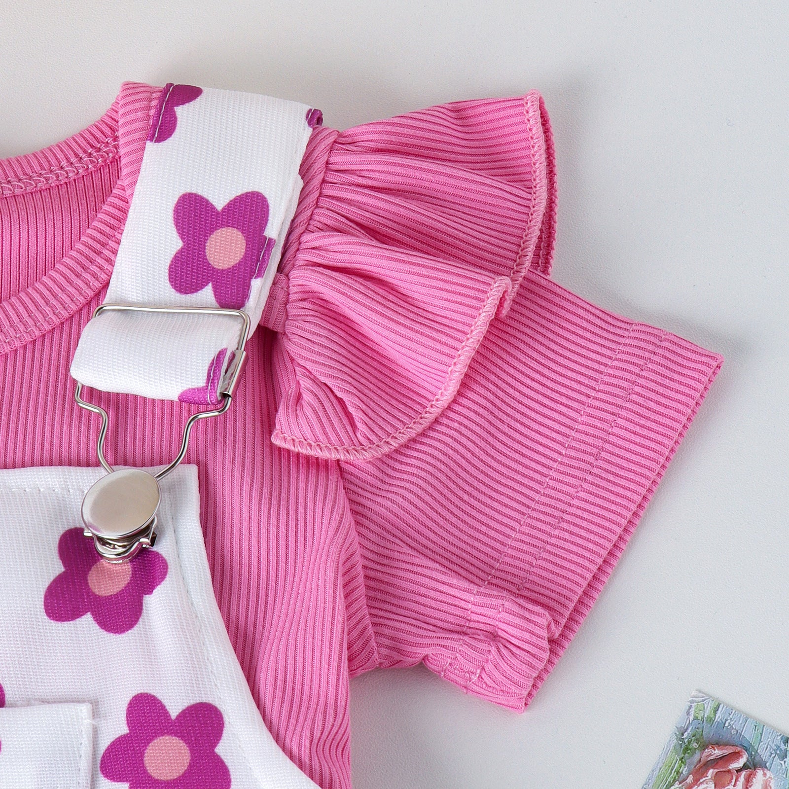 Conjunto de Ropa para Bebé con Mangas con Volantes y Estampado — Elegante y Suave