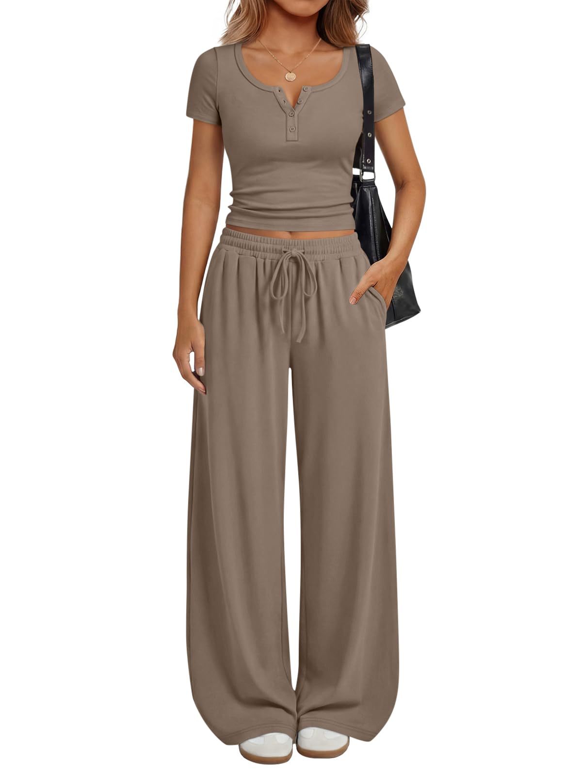 Conjunto de ropa de estar por casa para mujer: top de manga corta y pantalón de pierna ancha.