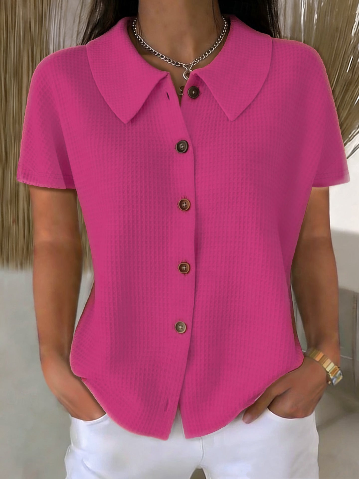 Camisa informal de manga corta, color liso, corte holgado, con cuello vuelto y tejido gofrado.