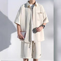 Traje de hombre informal y holgado de manga corta.
