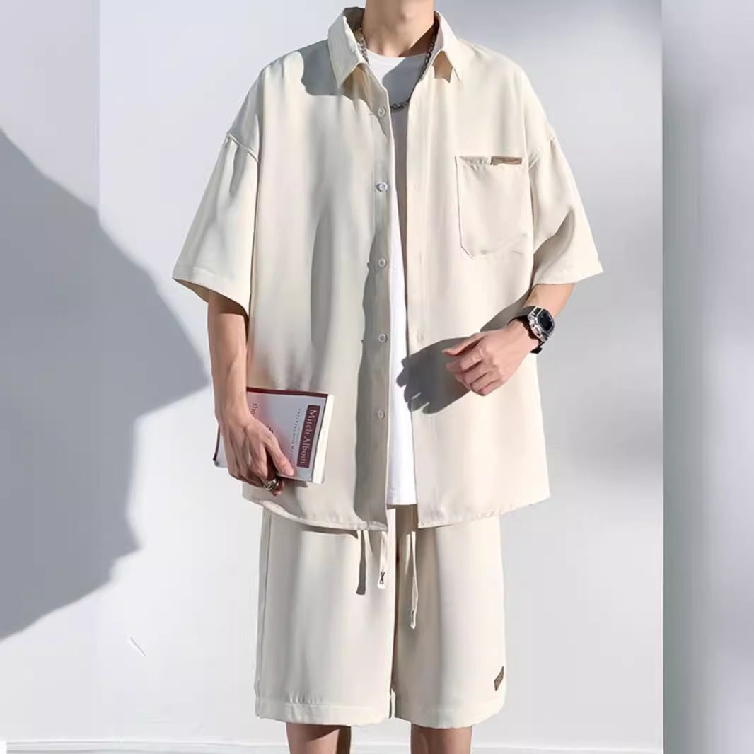 Traje de hombre informal y holgado de manga corta.