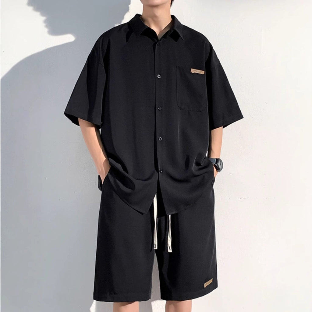 Traje de hombre informal y holgado de manga corta.
