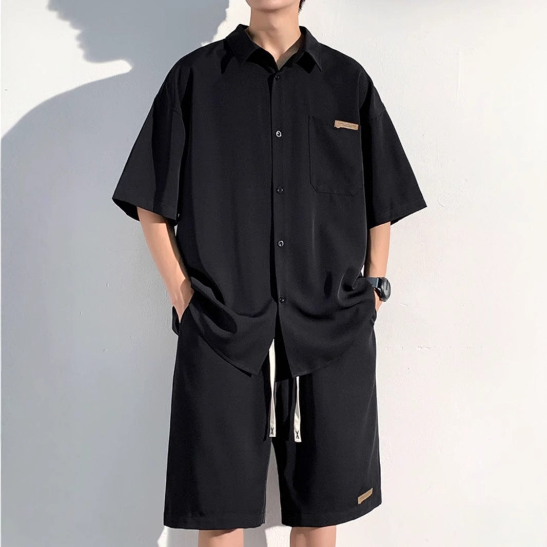 Traje de hombre informal y holgado de manga corta.