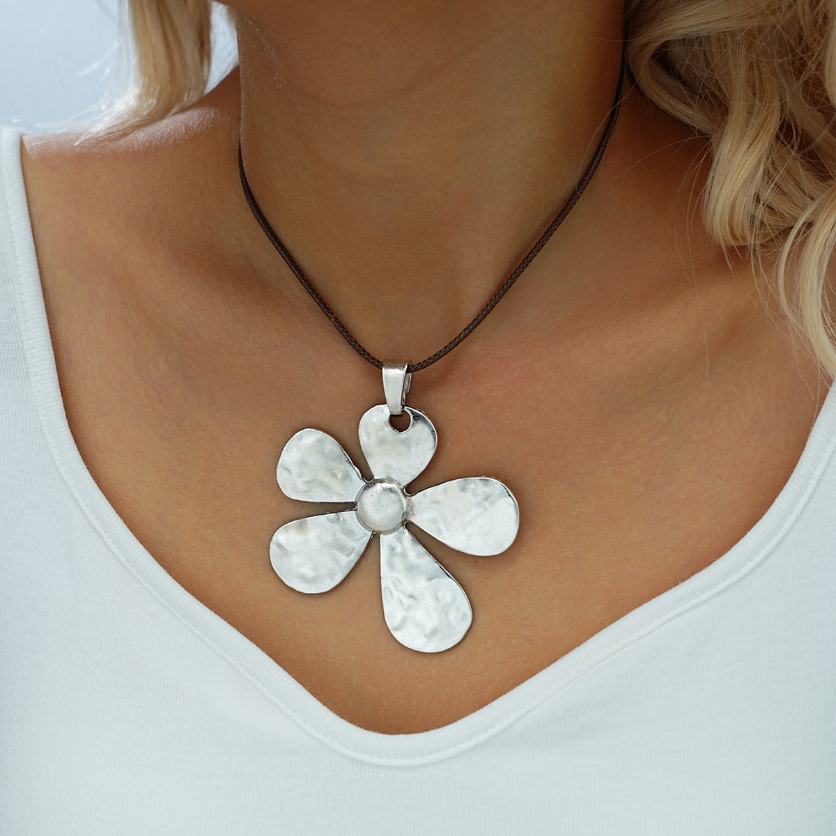 Collar versátil, elegante y de estilo retro.