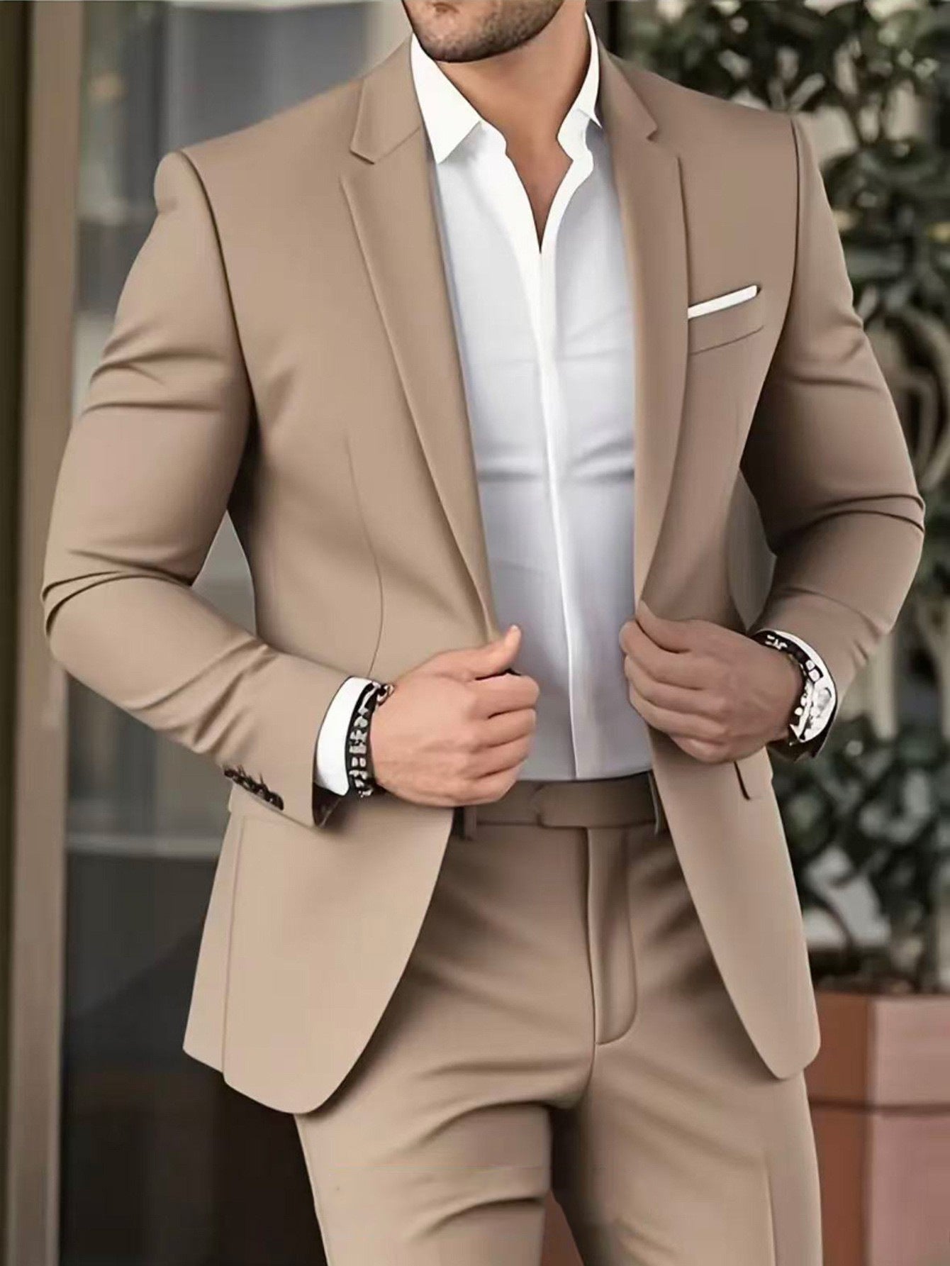 Elegante traje de gala ajustado y pantalón de vestir para hombre.