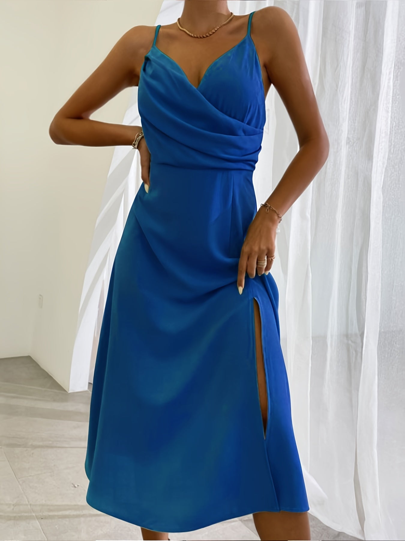 Vestido de tirantes ajustado con escote en V y abertura — sexy y veraniego