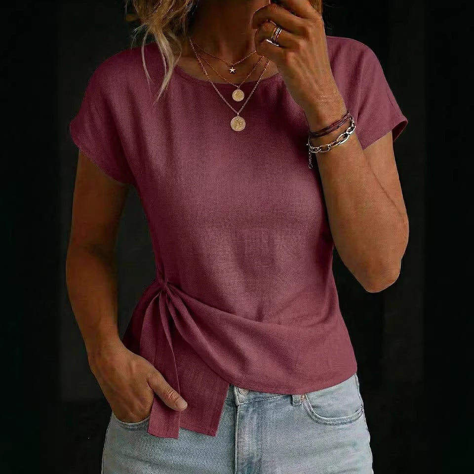 Camiseta informal de manga corta con cuello redondo y bajo asimétrico.