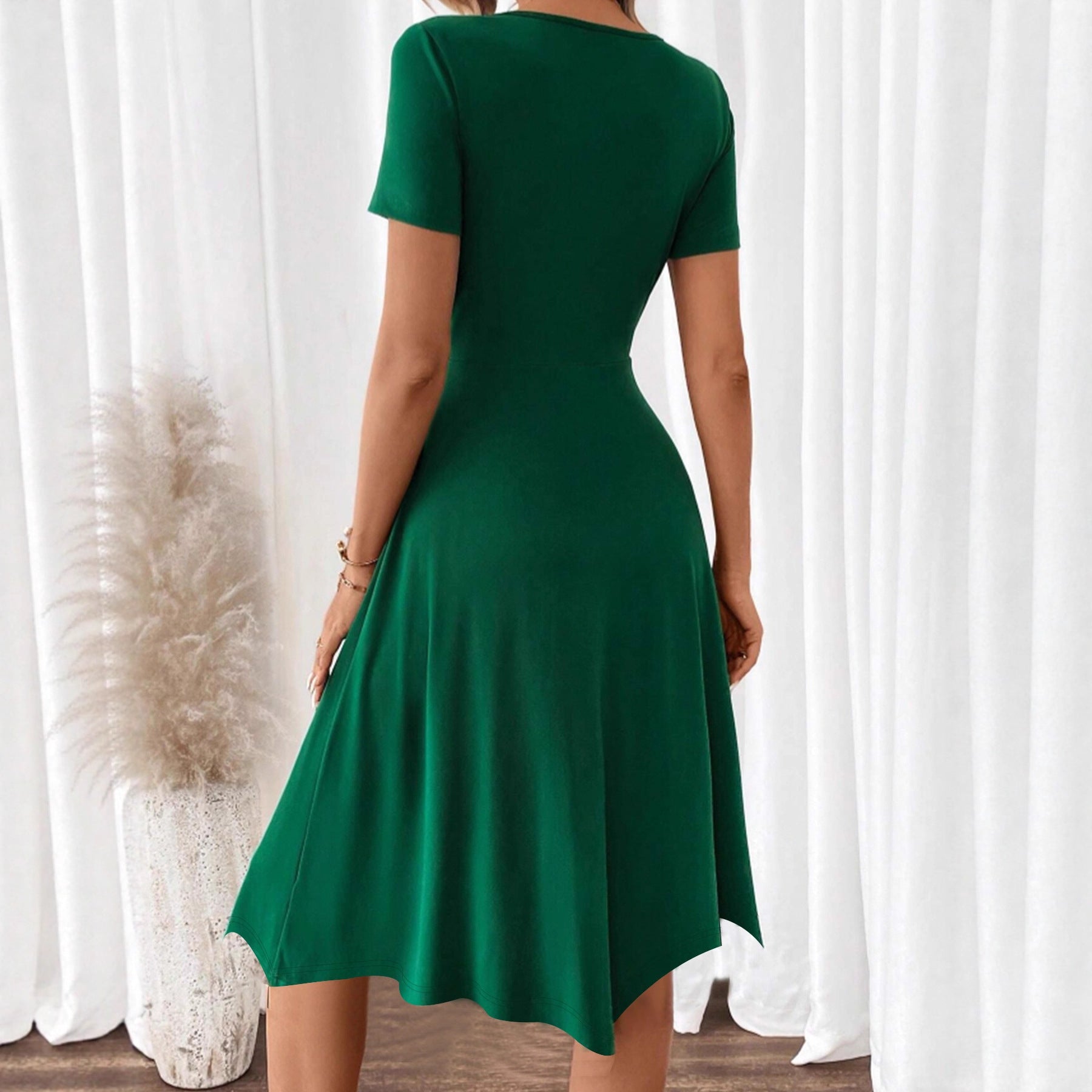 Elegante y moderno vestido de una pieza verde oscuro para mujer.