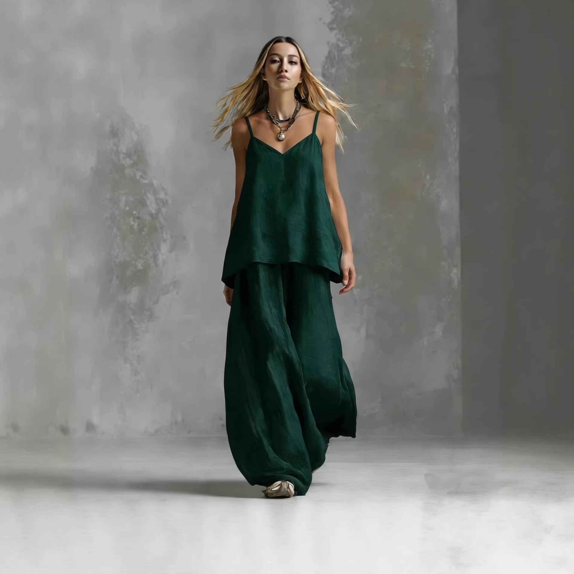 Traje elegante de mujer sin mangas de color liso