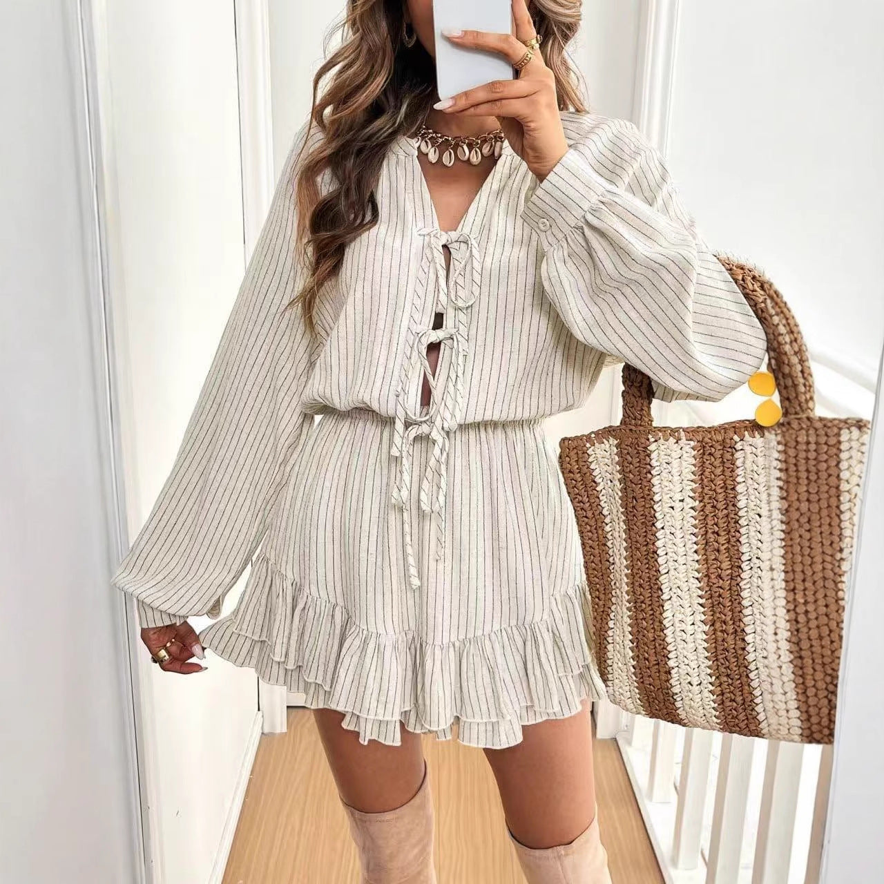 Vestido de algodón y lino con cuello redondo, mangas farol y talle alto.