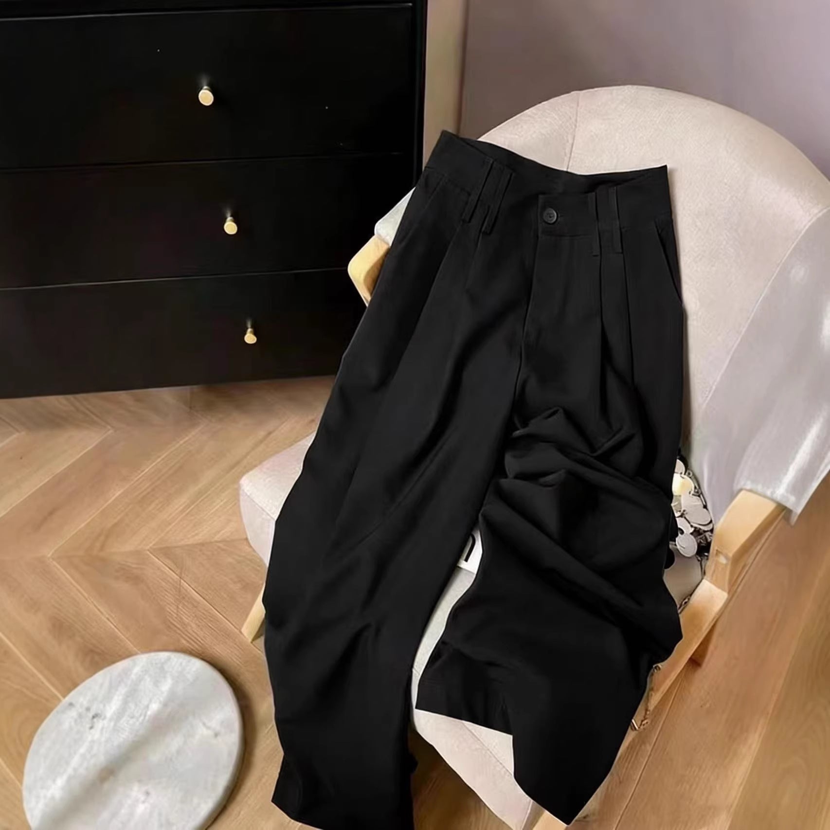 Pantalones casuales holgados y fluidos que favorecen la figura hasta el suelo.