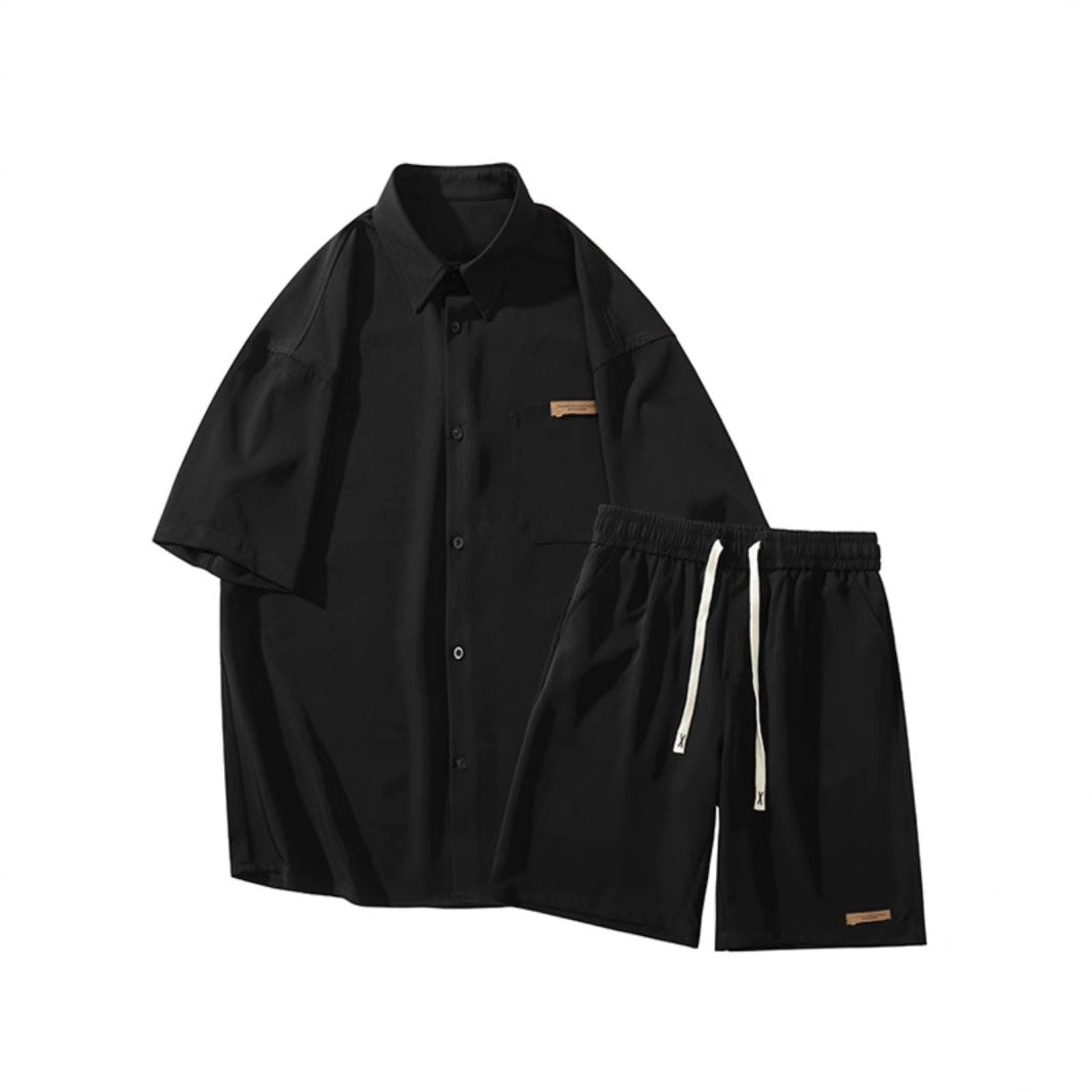 Traje de hombre informal y holgado de manga corta.