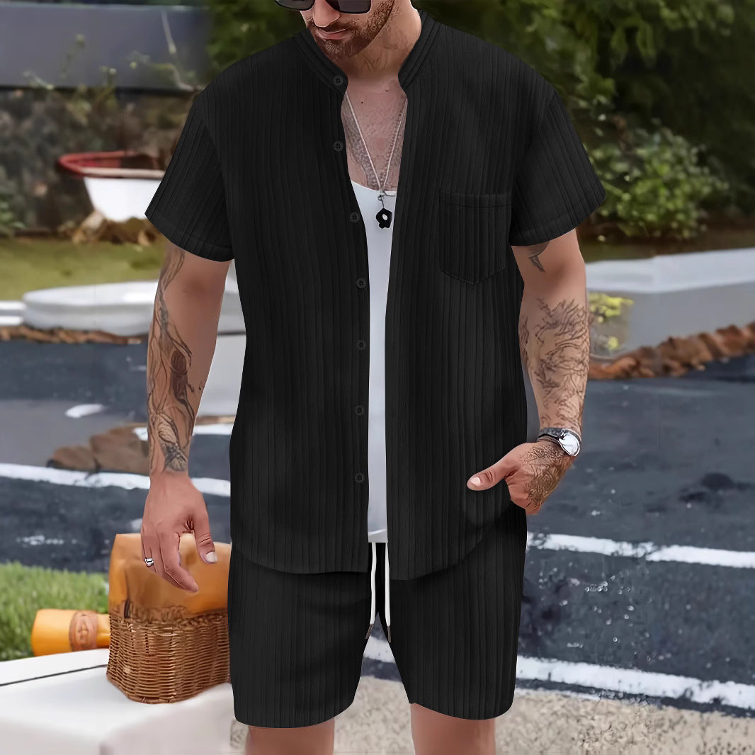 Conjunto de dos piezas: camisa de manga corta con cuello alto y bolsillo, y pantalones cortos para hombre, de estilo casual y a la moda.