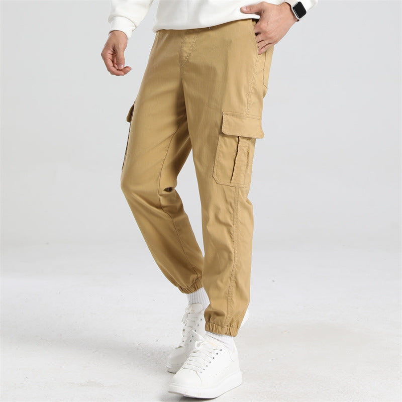 Pantalones casuales holgados de color liso con múltiples bolsillos.