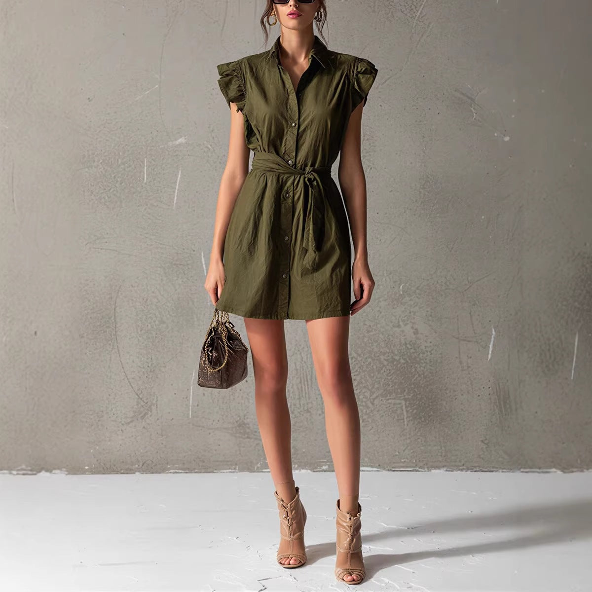 Vestido con cuello alto y mangas caídas