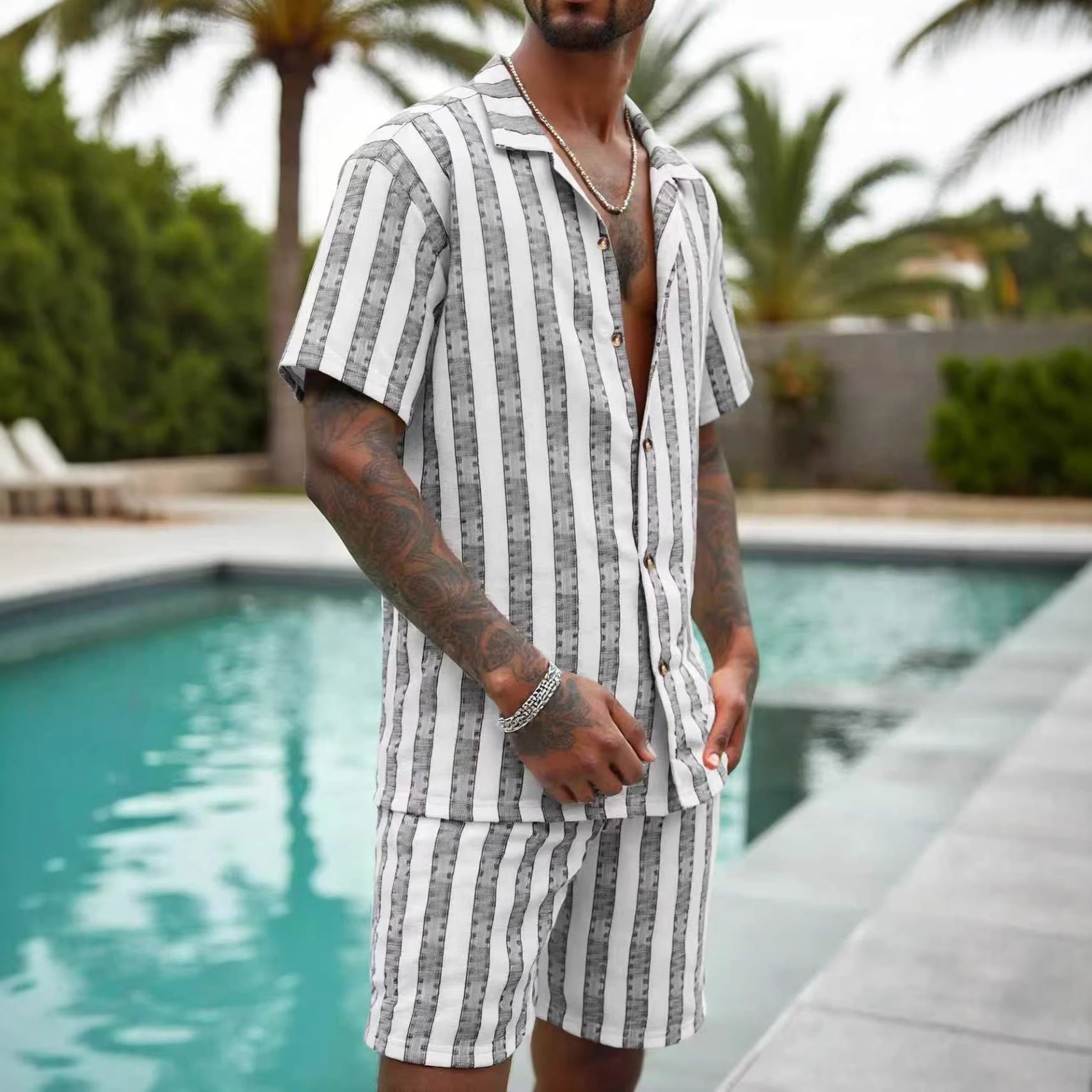 Conjunto informal de camisa y pantalón corto holgado para hombre, ideal para vacaciones.