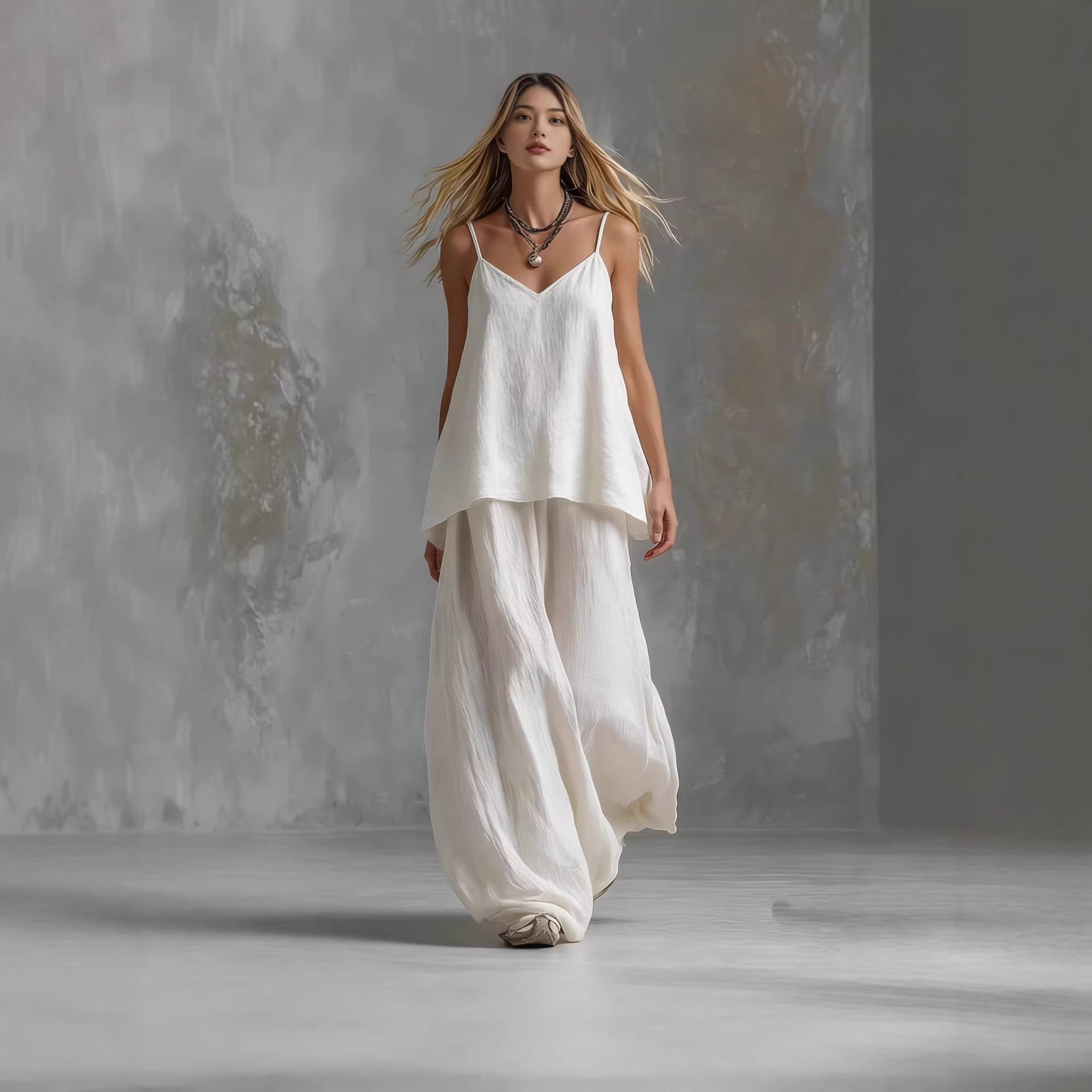 Traje elegante de mujer sin mangas de color liso