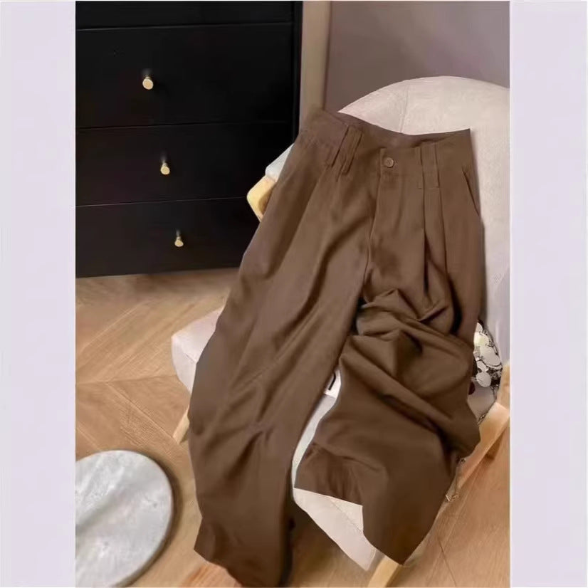 Pantalones casuales holgados y fluidos que favorecen la figura hasta el suelo.