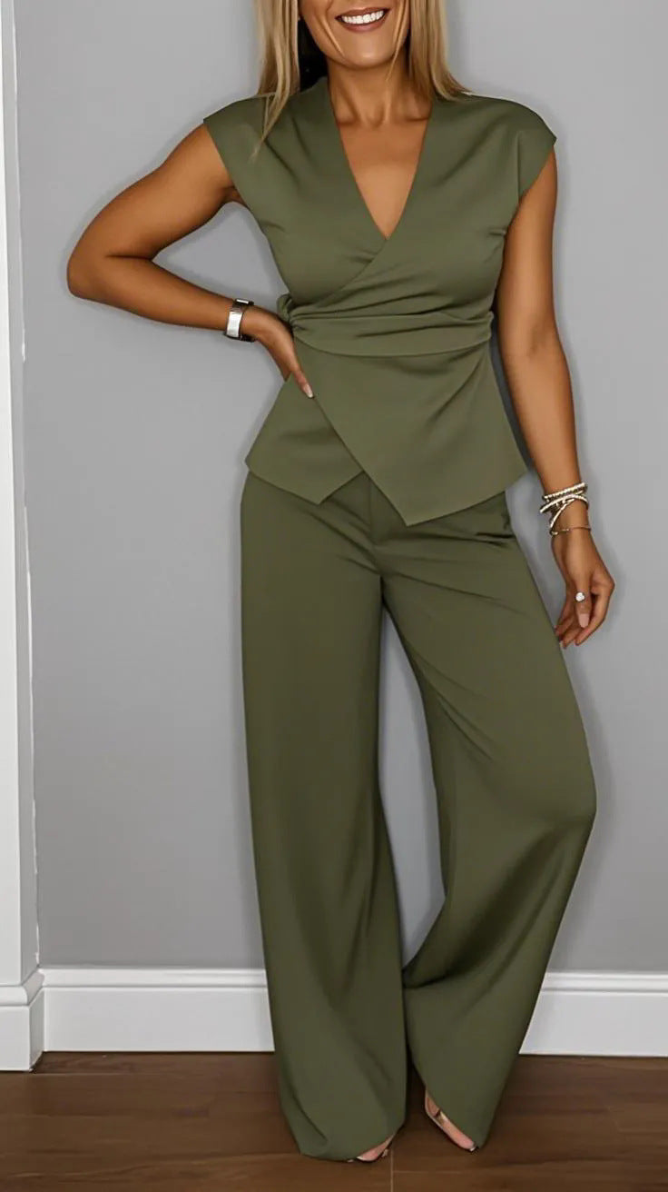 Conjunto de pantalón corto plisado de color liso con hebillas metálicas para mujer.