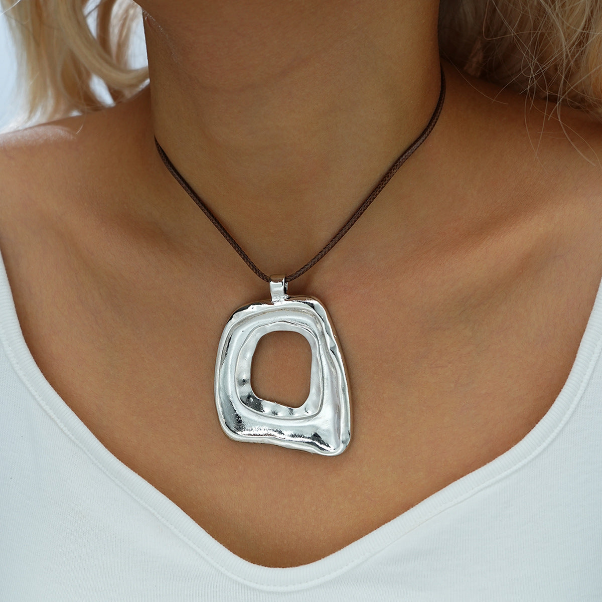Collar versátil, elegante y de estilo retro.