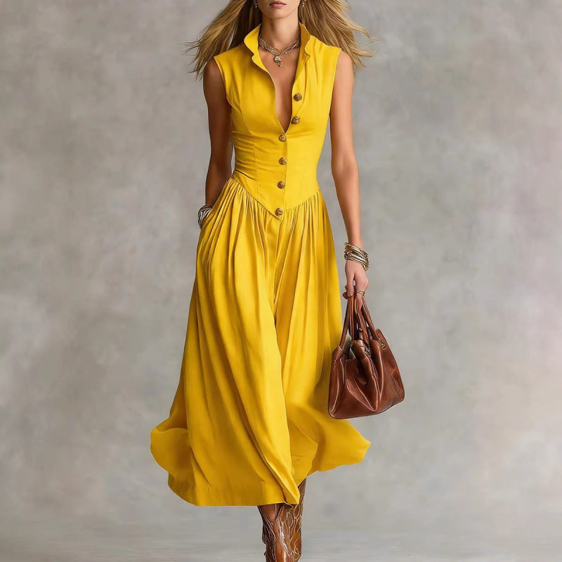 Elegant and sophisticated sleeveless long dress with a lapel collar.