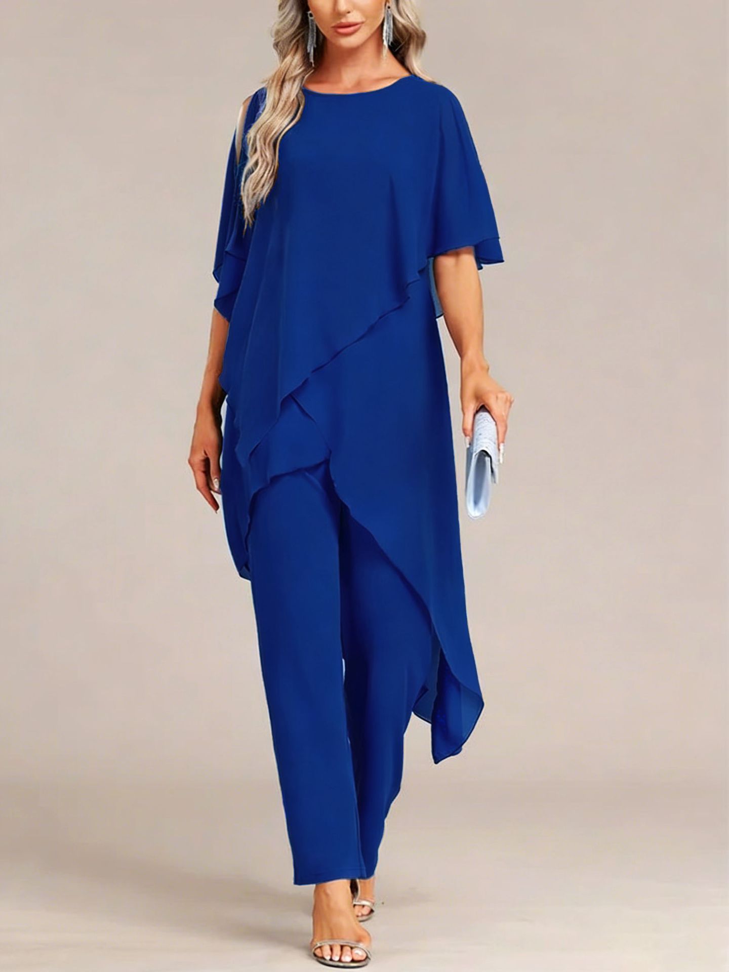 Conjunto de dos piezas para mujer: top de hombros descubiertos y pantalón de corte irregular.