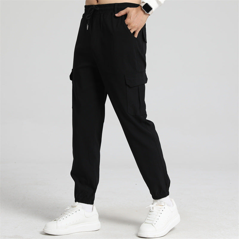 Pantalones casuales holgados de color liso con múltiples bolsillos.