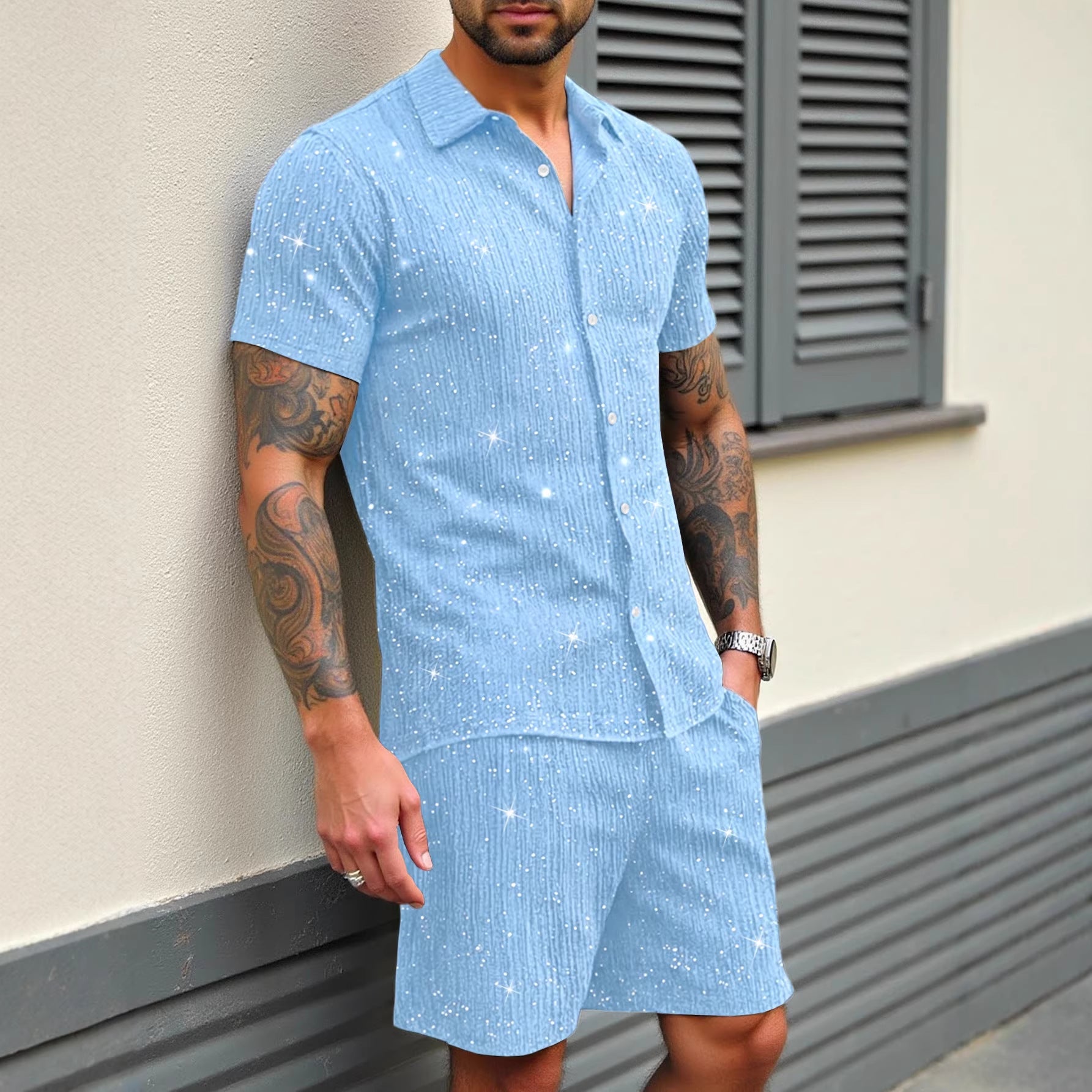 Conjunto casual de camisa brillante abotonada y pantalón corto para hombre.