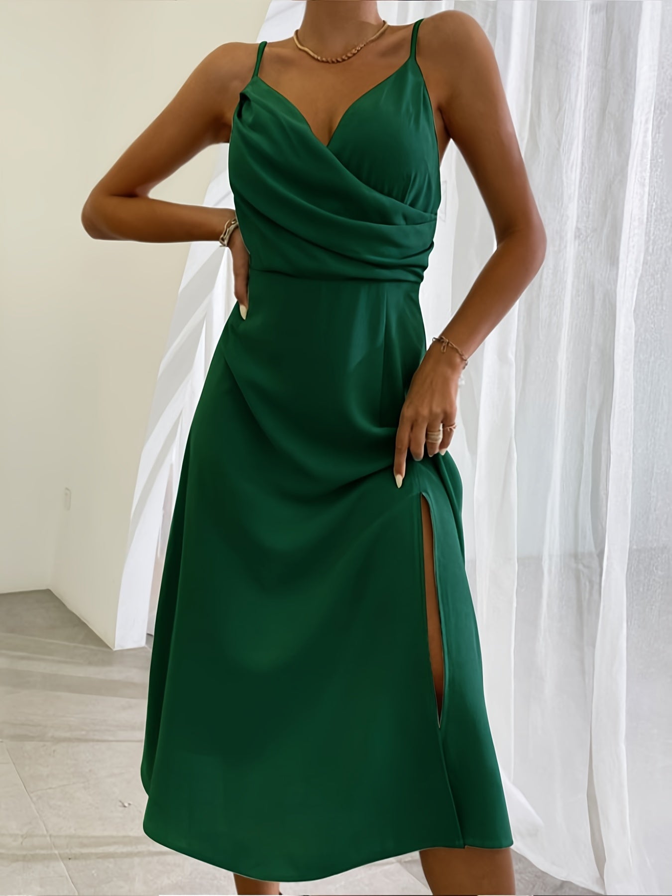 Vestido de tirantes ajustado con escote en V y abertura — sexy y veraniego