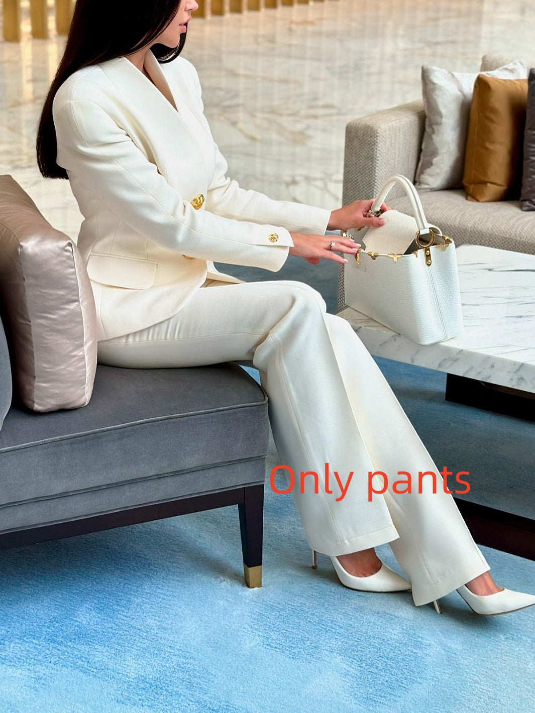 Conjunto de blazer de un solo botón y pantalón de talle alto en color liso.