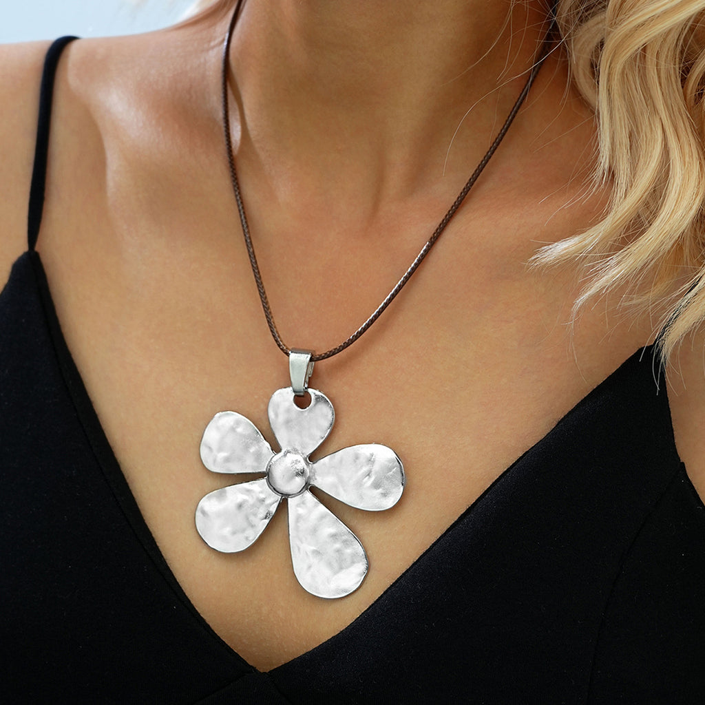 Collar versátil, elegante y de estilo retro.