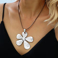 Collar versátil, elegante y de estilo retro.