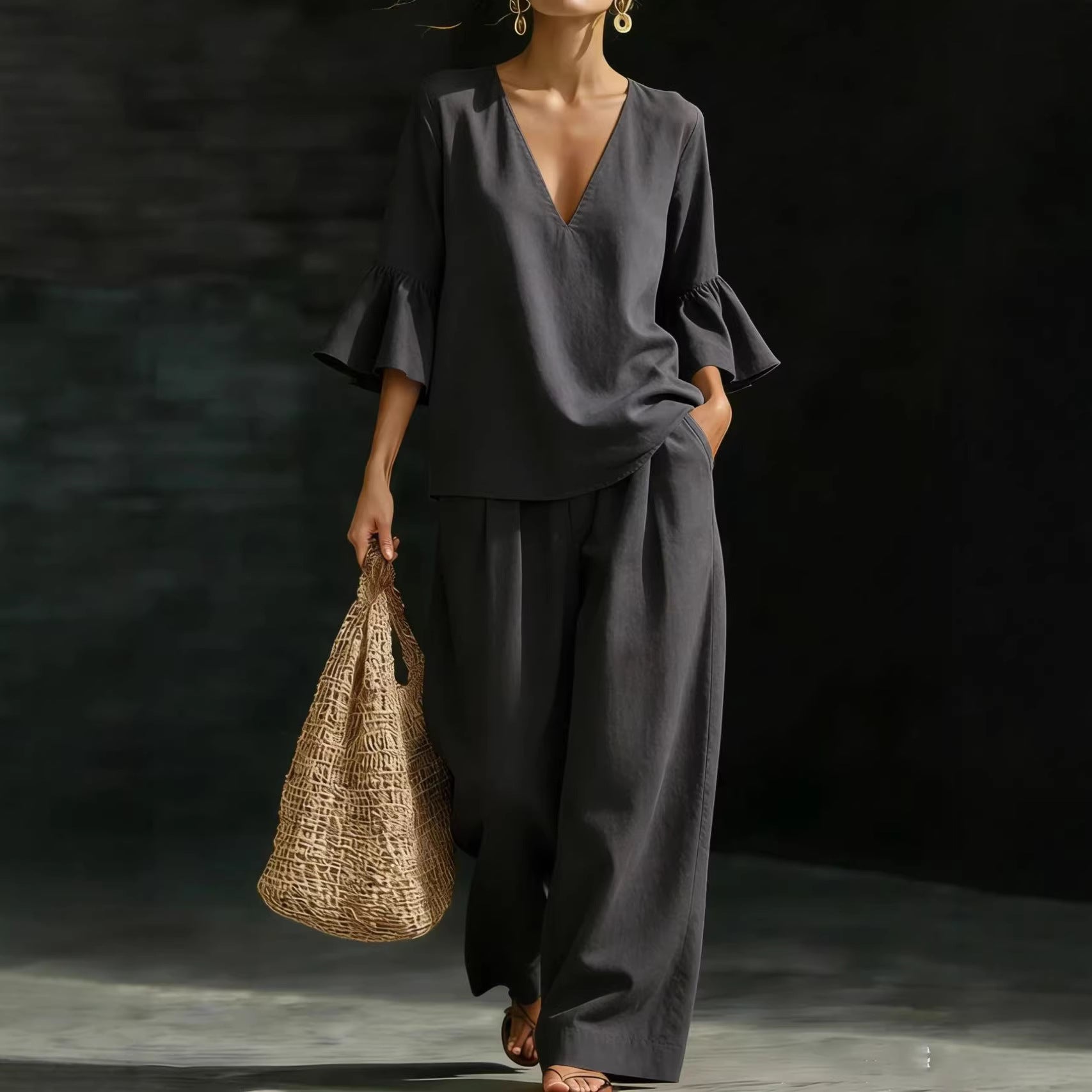 Conjunto de dos piezas para mujer: top con cuello en V y mangas con volantes y pantalón de pierna ancha.
