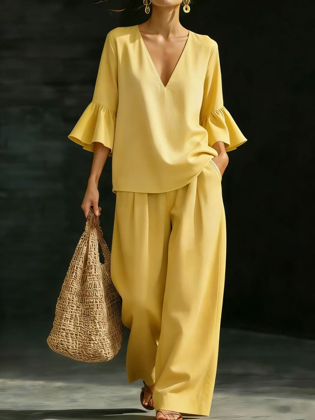 Conjunto de dos piezas para mujer: top con cuello en V y mangas con volantes y pantalón de pierna ancha.