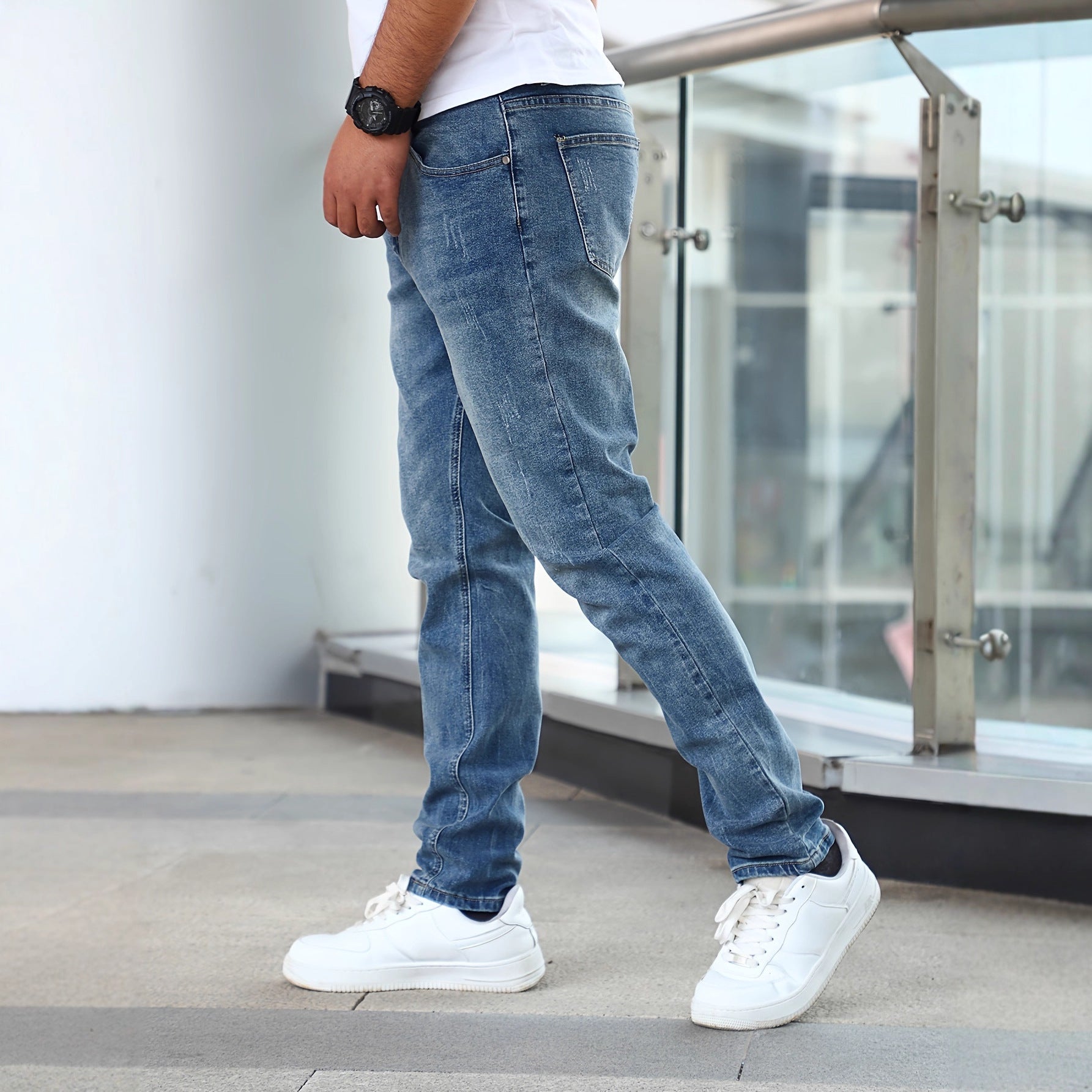 Pantalones vaqueros para hombre con tecnología elástica que estiliza la figura.