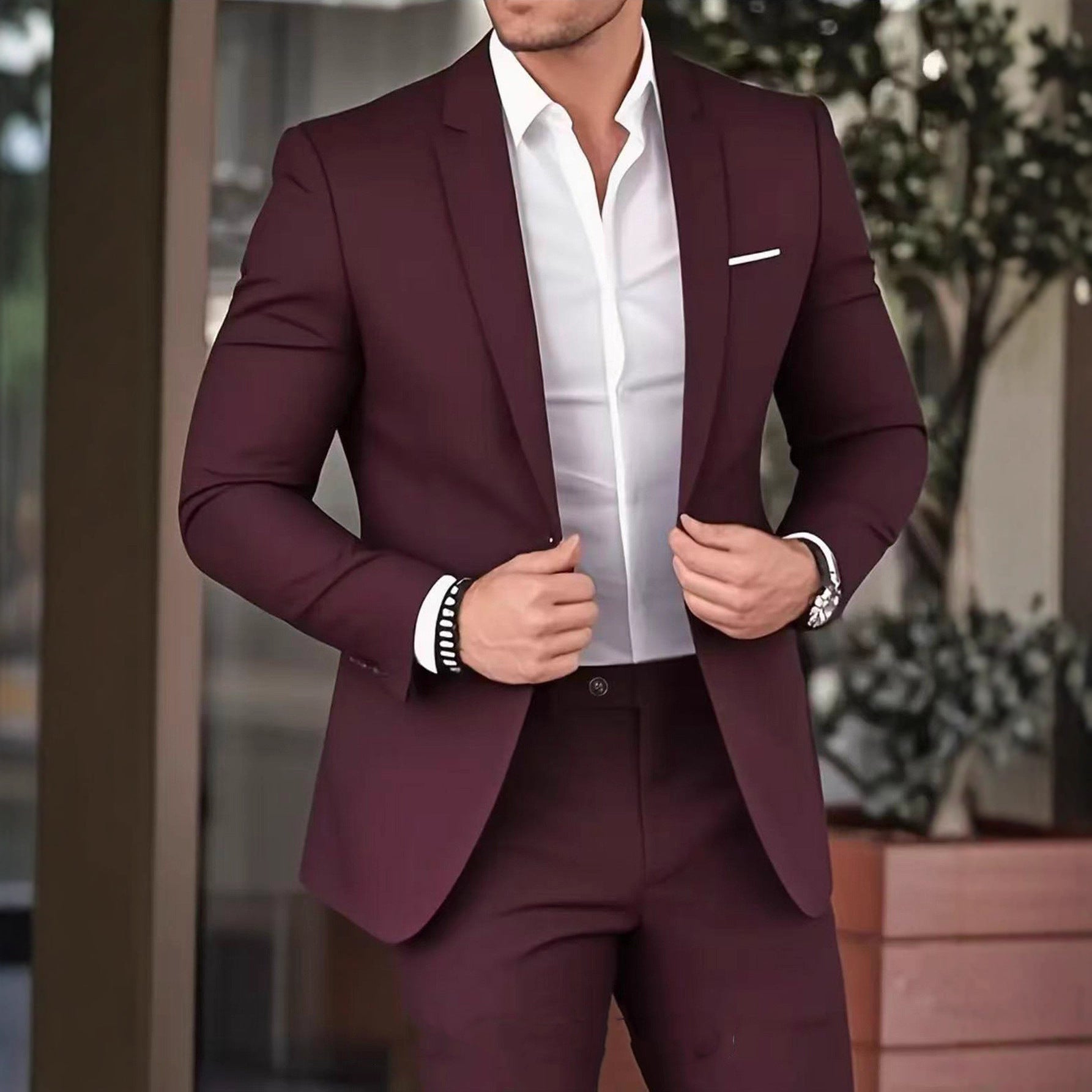 Elegante traje de gala ajustado y pantalón de vestir para hombre.