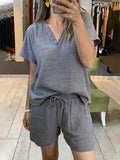 Conjunto informal de top de manga corta con cuello en V y shorts para mujer.