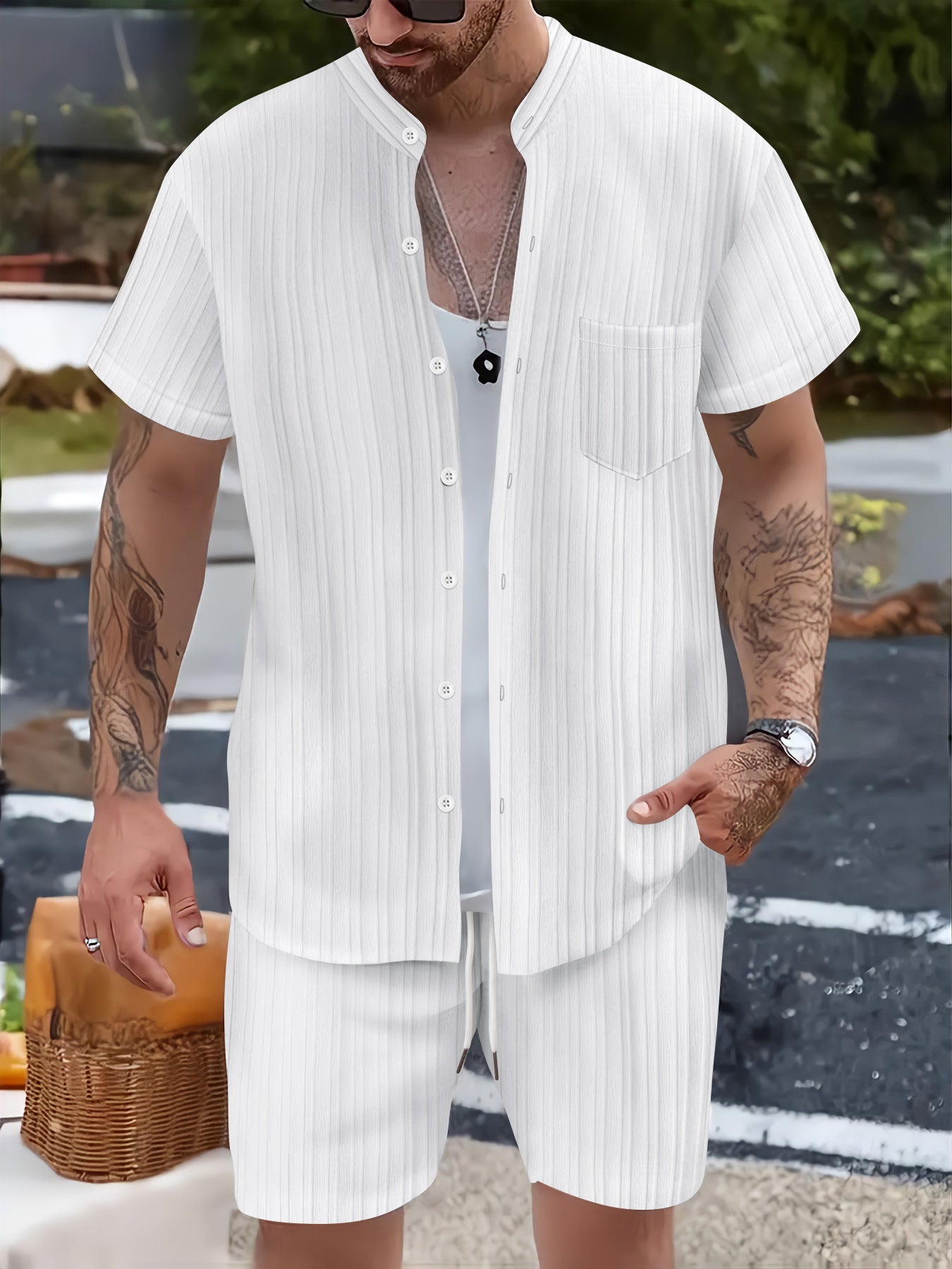 Conjunto de dos piezas: camisa de manga corta con cuello alto y bolsillo, y pantalones cortos para hombre, de estilo casual y a la moda.